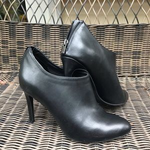 Womans fashion ankle bootie.